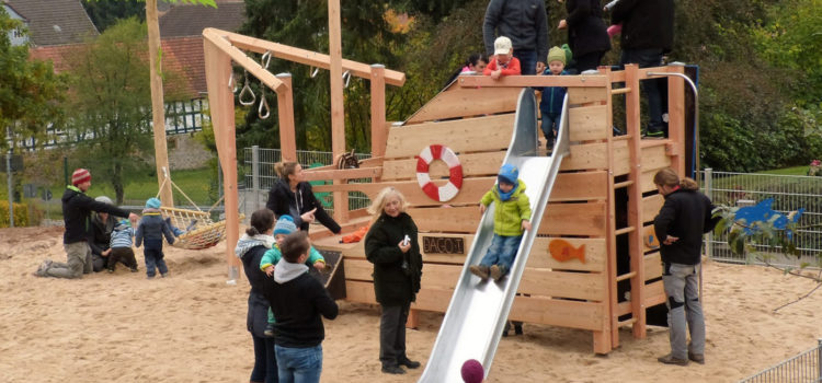 Spielplatzbau – eine Dorfgemeinschaftsarbeit Spielplatzbau – eine Dorfgemeinschaftsarbeit