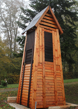 Glockenturm auf dem Friedhof Glockenturm auf dem Friedhof
